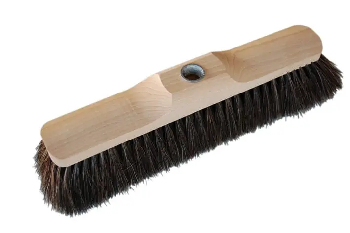Image of SCOPA IN LEGNO CM 35  CRINIERA