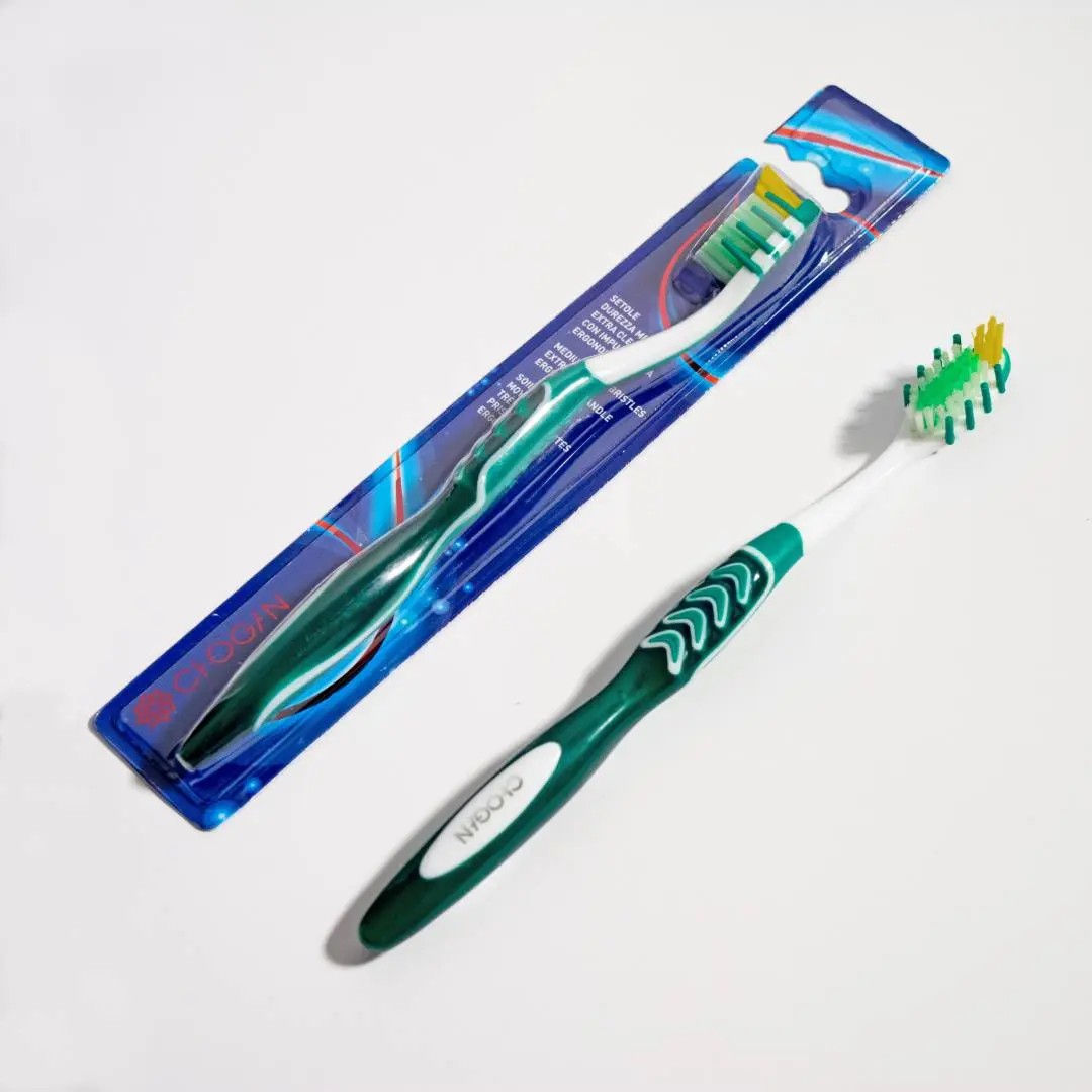 EXTRA CLEAN Medium Bristle Toothbrush (Green/White)